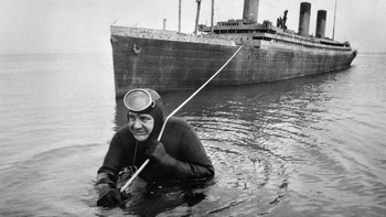 Pada 1980, manusia katak profesional Courtney Brown menderek model Titanic berukuran 55 kaki di lokasi syuting film Raise the Titanic. Foto: instagram.com/historicalpix/