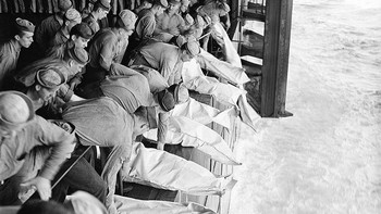 Pemakaman di laut untuk korban USS Intrepid, yang terkena kamikaze Jepang selama operasi di Filipina pada 1944. Foto: instagram.com/historicalpix/