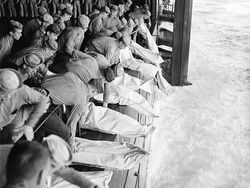 14 Foto Jadul Punya Cerita Mencekam dan Menyentuh Hati