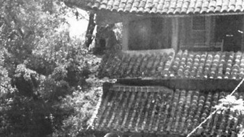 Pada 1930-an seorang biksu Buddha Tiongkok berjalan di jembatan rantai di Kuil Jiangyou Figure Hill di China. Foto: instagram.com/historicalpix/