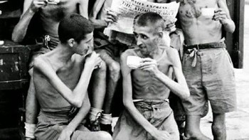 Potret tentara Australia pada September 1945 yang sedang mengikuti berita dari rumah setelah pembebasan mereka dari tahanan Jepang di Singapura. Foto: instagram.com/historicalpix/