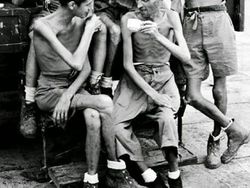 14 Foto Jadul Punya Cerita Mencekam dan Menyentuh Hati