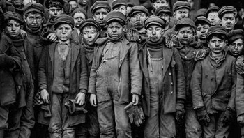 Ini anak-anak penambang yang difoto oleh Lewis Hine pada 1910. Foto-foto Hine berperan penting dalam mewujudkan undang-undang pekerja anak pertama di Amerika Serikat. Foto: instagram.com/historicalpix/