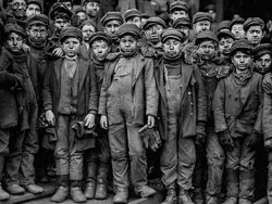 14 Foto Jadul Punya Cerita Mencekam dan Menyentuh Hati