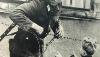 Pada 1961, tentara Jerman Timur mengabaikan perintah untuk tidak membiarkan siapa pun lewat dengan membantu seorang anak laki-laki melintasi Tembok Berlin yang baru dibangun. Tujuannya agar anak tersebut dapat bersatu kembali dengan keluarganya. Foto: instagram.com/historicalpix/