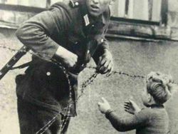 14 Foto Jadul Punya Cerita Mencekam dan Menyentuh Hati