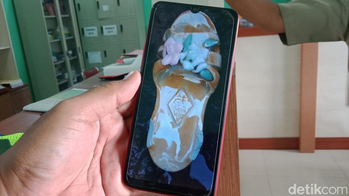 Foto temuan sepatu keramik di situs Wonoboyo Klaten. Foto diunggah Senin (6/3/2023).