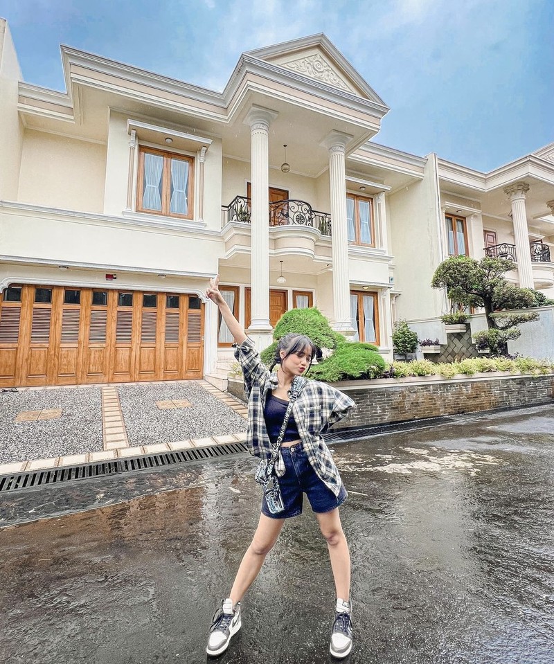 Fuji Hobi Jajan Kaki Lima hingga Nongkrong di Kafe