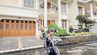 Fuji kembali disorot setelah mengunggah foto rumah barunya yang ia beli sendiri. Banyak orang salut dengan dirinya karena bisa membeli rumah di usia 20 tahun. Foto: Instagram @fuji_an
