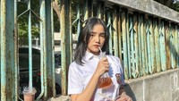 Wanita kelahiran 2002 itu pernah terlihat menikmati jajanan pinggir jalan. Sambil menggunakan seragam SD, Fujipun menyeruput es teh manis dan telur gulung. Foto: Instagram @fuji_an