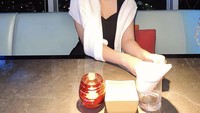 Selain jajan, Fuji juga terlihat suka makan di restoran dan nongkrong di kafe. Salah satunya ini saat ia berpakaian rapi untuk bersiap makan malam. Foto: Instagram @fuji_an