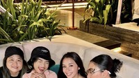 Bersama teman-temannya, Fuji juga suka nongkrong sambil menikmati aneka minuman. Foto: Instagram @fuji_an