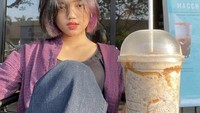 Kali ini wanita berusia 20 tahun itu sedang menikmati minuman manis di salah satu kedai kopi populer. Foto: Instagram @fuji_an