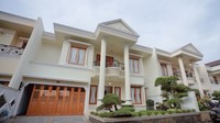 Begini penampakan depan rumah baru Fuji. Rumah adik ipar mendiang Vanessa Angel ini ada di kawasan Cilandak, Jakarta Selatan.