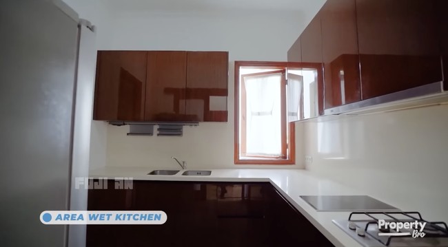 Di sini juga terdapat dapur kotor. Perlengkapannya juga cukup modern, mulai dari kompor induksi hingga mesin pencuci piring. (Foto: YouTube Fuji an)