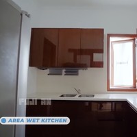 Di sini juga terdapat dapur kotor. Perlengkapannya juga cukup modern, mulai dari kompor induksi hingga mesin pencuci piring. (Foto: YouTube Fuji an)