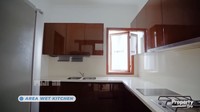 Kalau ini area dapur basah atau kotor di rumah baru Fuji. Terlihat cukup luas juga, masih dengan nuansa cokelat. 