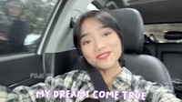 Fuji mengaku bersyukur salah satu mimpi besarnya tercapai yaitu memiliki rumah baru atas hasil kerja kerasnya. Tak tanggung-tanggung, ia membeli rumah ini secara tunai!