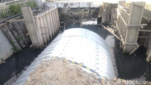 Warga di Kota Gorontalo mengeluhkan proyek Kanal Banjir Tanggidaa yang mangkrak.