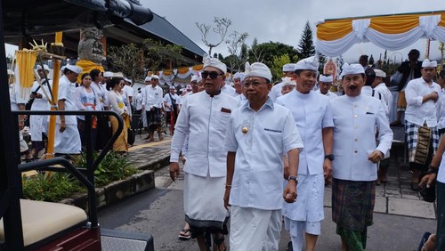 Gubernur Bali Wayan Koster saat mengikuti rangkaian upacara melaspas Pura Besakih, Karangasem, Bali, Senin (6/3/2023).