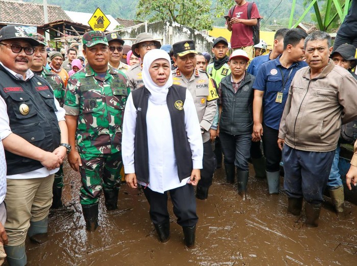 Gubernur Jatim Khofifah Indar Parawansa saat meninjau banjir di salah satu daerah.