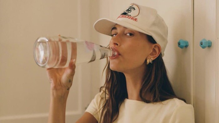 Hailey Bieber pamer body goals.