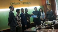 Ketua Komisi Yudisial Mukti Fajar Nur Dewata menerima sejumlah orang yang berasal dari Koalisi Masyarakat Sipil Kawal Pemilu Bersih di kantor KY, Jakarta, Senin (6/3/2023).