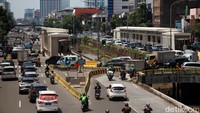 Halte sementara tersebut mulai dioperasikan lantaran halte permanen ditutup terdampak pengerjaan jalur moda transportasi MRT Jakarta Fase 2A.