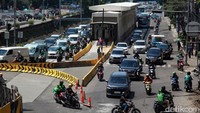 Terlihat pula rekayasa lalu-lintas akibat proyek MRT tersebut di Jalan Gajah Mada dan Jalan Hayam Wuruk.