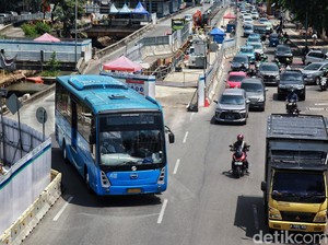 Detik-detik Pemotor Wanita Tewas Tertabrak TransJ di Jakpus