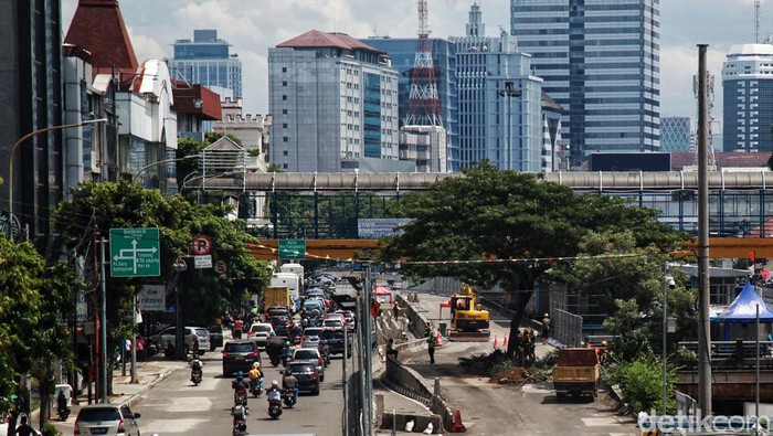 Halte Sementara TransJakarta Harmoni Pengendara melintasi Halte Sementara Transjakarta Harmoni, Jakarta, Senin (6/3/2023). Halte sementara tersebut mulai dioperasikan lantaran halte permanen ditutup terdampak pengerjaan jalur moda transportasi MRT Jakarta Fase 2A. Terlihat pula rekayasa lalu-lintas akibat proyek MRT tersebut di jalan Gajah Mada dan jalan Hayam Wuruk.