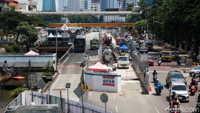 Pengendara melintasi Halte Sementara Transjakarta Harmoni, Jakarta, Senin (6/3/2023). Halte sementara tersebut mulai dioperasikan lantaran halte permanen ditutup terdampak pengerjaan jalur moda transportasi MRT Jakarta Fase 2A. Terlihat pula rekayasa lalu-lintas akibat proyek MRT tersebut di jalan Gajah Mada dan jalan Hayam Wuruk.
