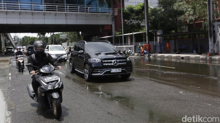Jalan Metro Pondok Indah rusak dan berlubang. Pengendara dihimbau berhati-hati saat melintas jalan tersebut.