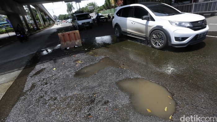Jalan Metro Pondok Indah rusak dan berlubang. Pengendara dihimbau berhati-hati saat melintas jalan tersebut.