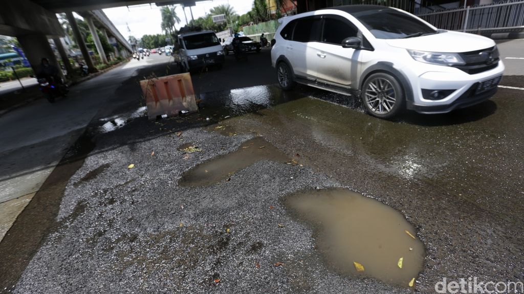 Jalan Metro Pondok Indah rusak dan berlubang. Pengendara dihimbau berhati-hati saat melintas jalan tersebut.
