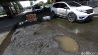 Pengendara diimbau berhati-hati saat melintasi di jalan ini.