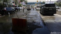 Jalanan yang berlubang tersebut ditutupi dengan Road Barrier.