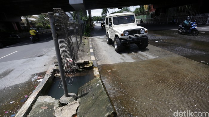 Jalan Metro Pondok Indah rusak dan berlubang. Pengendara dihimbau berhati-hati saat melintas jalan tersebut.
