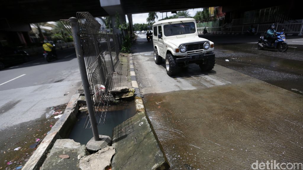 Jalan Metro Pondok Indah rusak dan berlubang. Pengendara dihimbau berhati-hati saat melintas jalan tersebut.