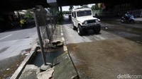 Tampak jalanan tersebut dibasahi oleh air yang keluar dari drainase yang berada di sisi jalan.