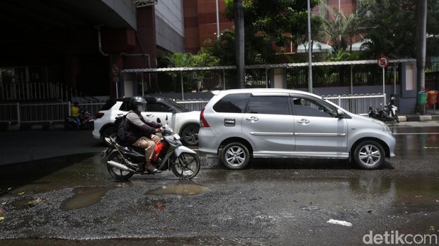 Jalan Metro Pondok Indah rusak dan berlubang. Pengendara dihimbau berhati-hati saat melintas jalan tersebut.