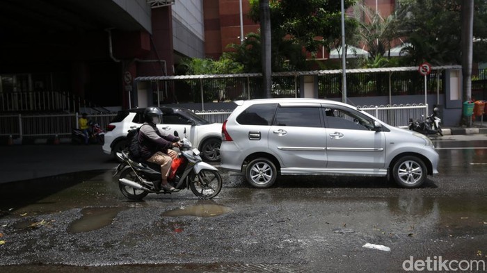 Hati-hati! Jalan Metro Pondok Indah Rusak Jalan Metro Pondok Indah rusak dan berlubang. Pengendara dihimbau berhati-hati saat melintas jalan tersebut.