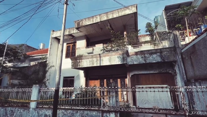Ibu Mira tinggal sendirian di rumah mewah yang sudah terbengkalai di Pulo Gadung, Jaktim. Rumah Mira dibersihkan petugas damkar hingga pasukan oranye. (IG @humasjakfire)