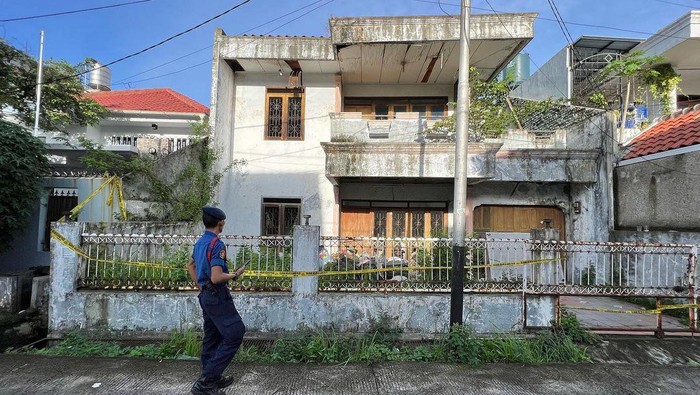 Ibu Mira tinggal sendirian di rumah mewah yang sudah terbengkalai di Pulo Gadung, Jaktim. Rumah Mira dibersihkan petugas damkar hingga pasukan oranye. (IG @humasjakfire)