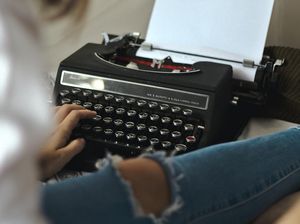 50 Contoh Pantun Jenaka 4 Baris dengan Berbagai Tema yang Lucu dan Menghibur