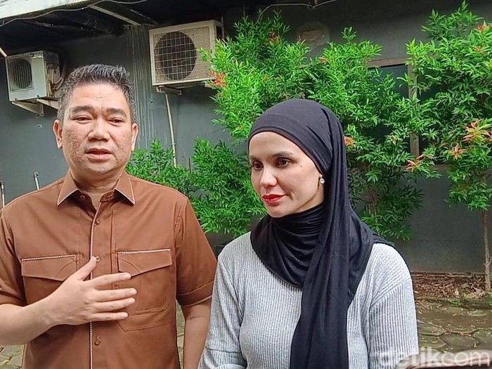 Aldila Jelita dan pengacara Milano saat ditemui di kawasan Jakarta.