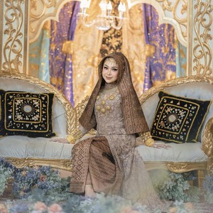 7 Inspirasi Gaun Pengantin Hijab Modern, Mewah dan Beda Dari yang Lain
