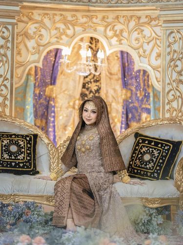 Inspirasi gaun pengantin hijab adat Minang.