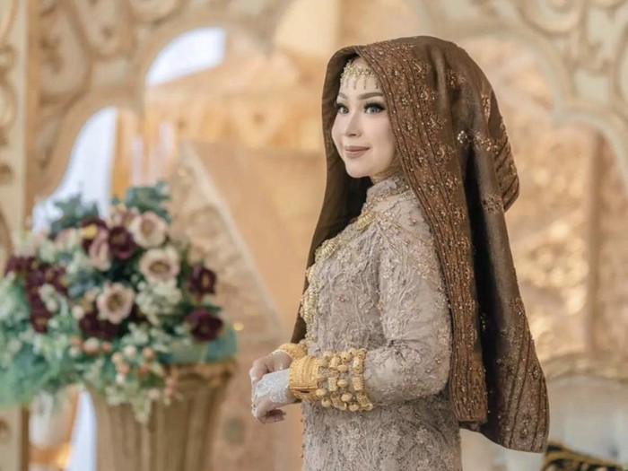 Inspirasi gaun pengantin hijab adat Minang.