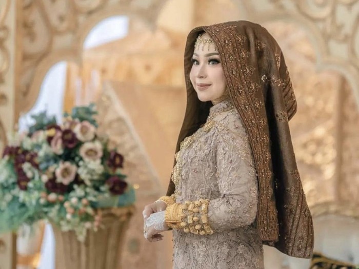 Inspirasi gaun pengantin hijab adat Minang. Inspirasi gaun pengantin hijab adat Minang.